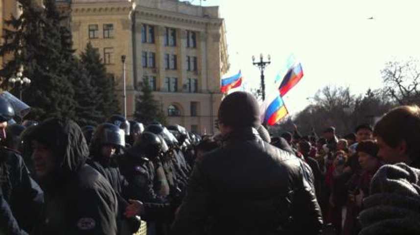 Illustration pour la vidéo Plan de coupe devant une manif pro URSS à Kharkiv